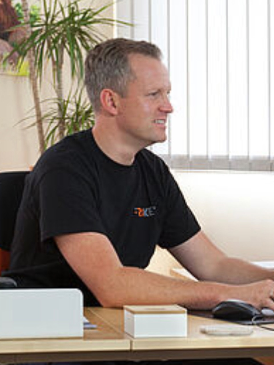 Ein Mann berät über Parkettboden