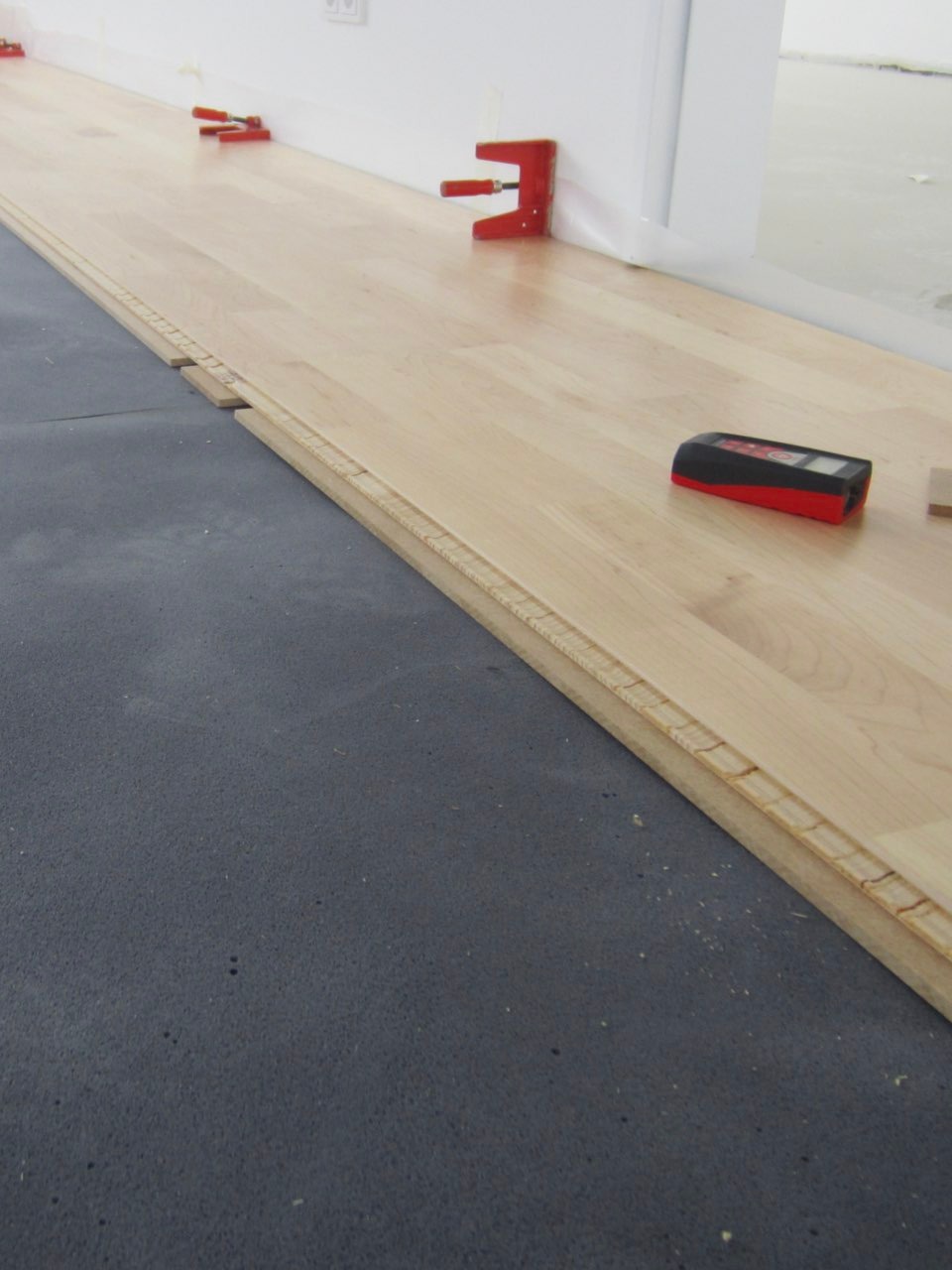 Ein Parkettboden wird verlegt