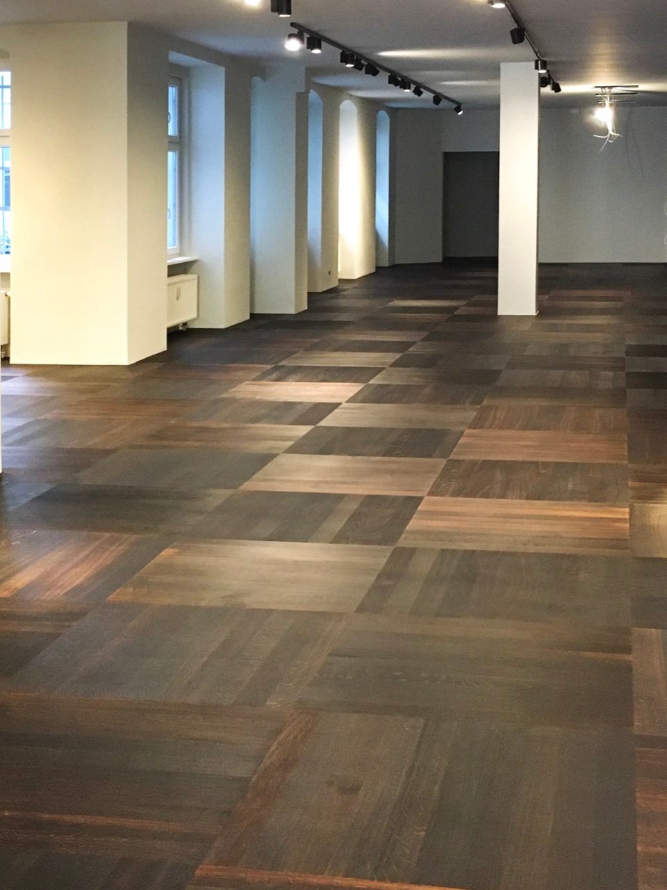 Ein Raum mit neuem Parkettboden