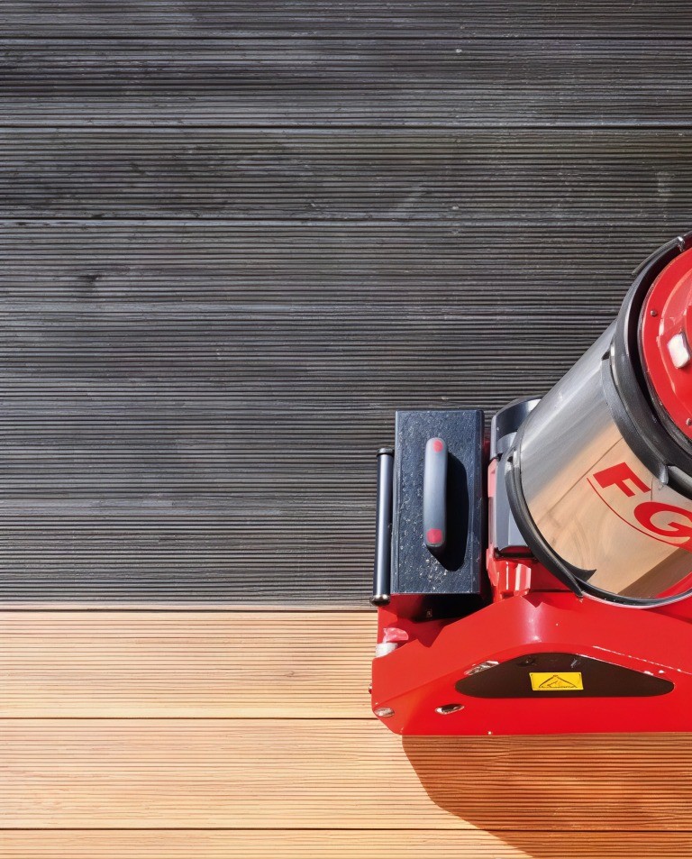 Eine Säge steht auf einem Boden