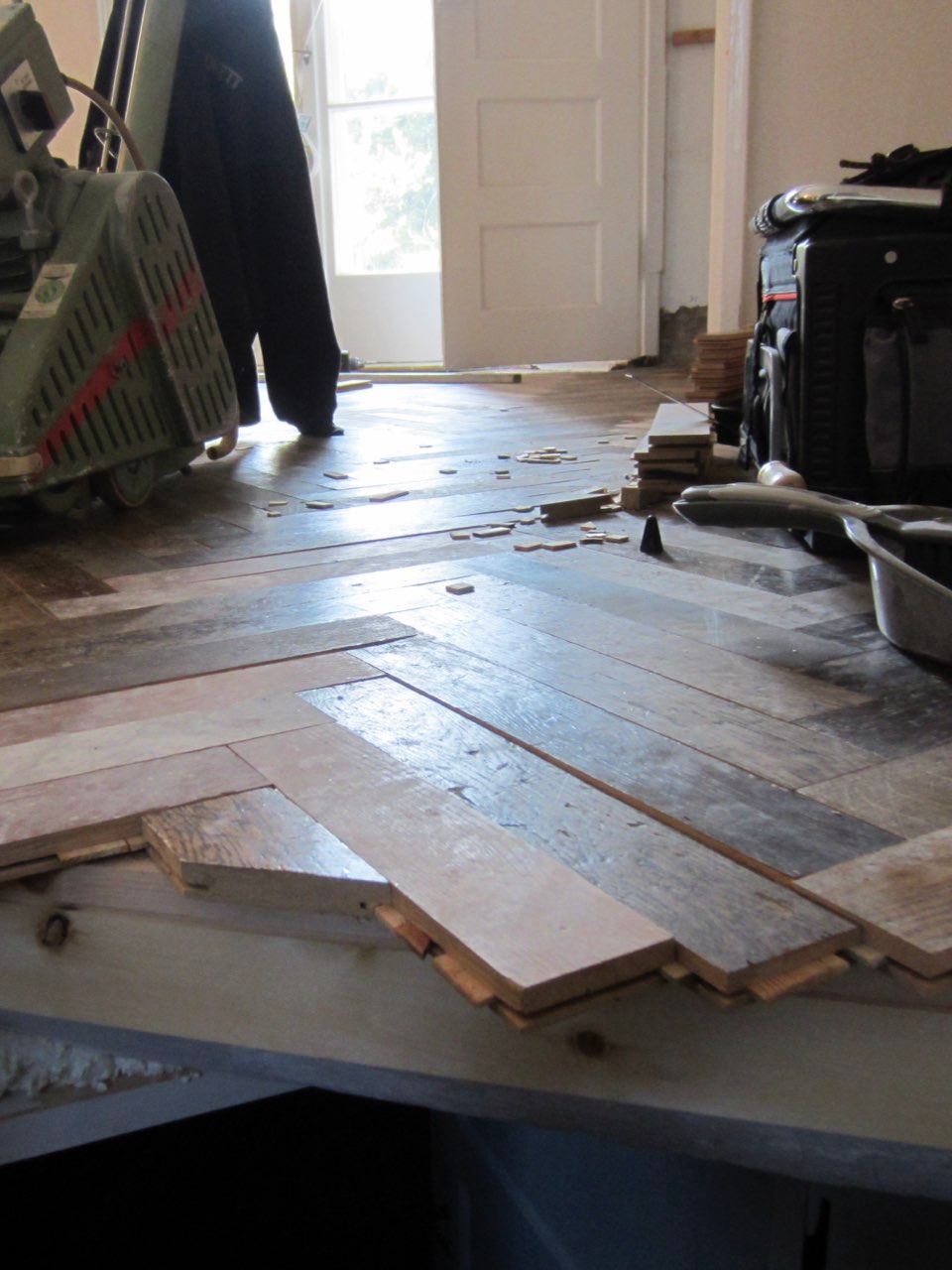 Eine Parkettboden wird verlegt