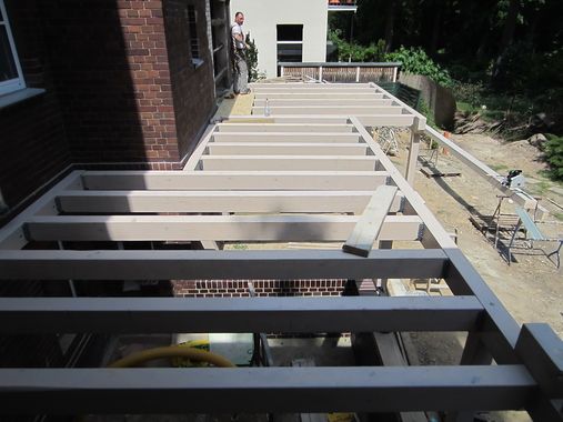 Terrasse mit Bangkirai während des Baues