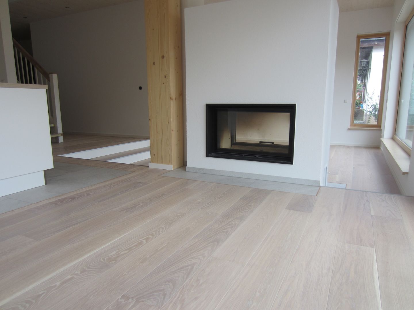 Modernes Holzhaus mit hellem Boden