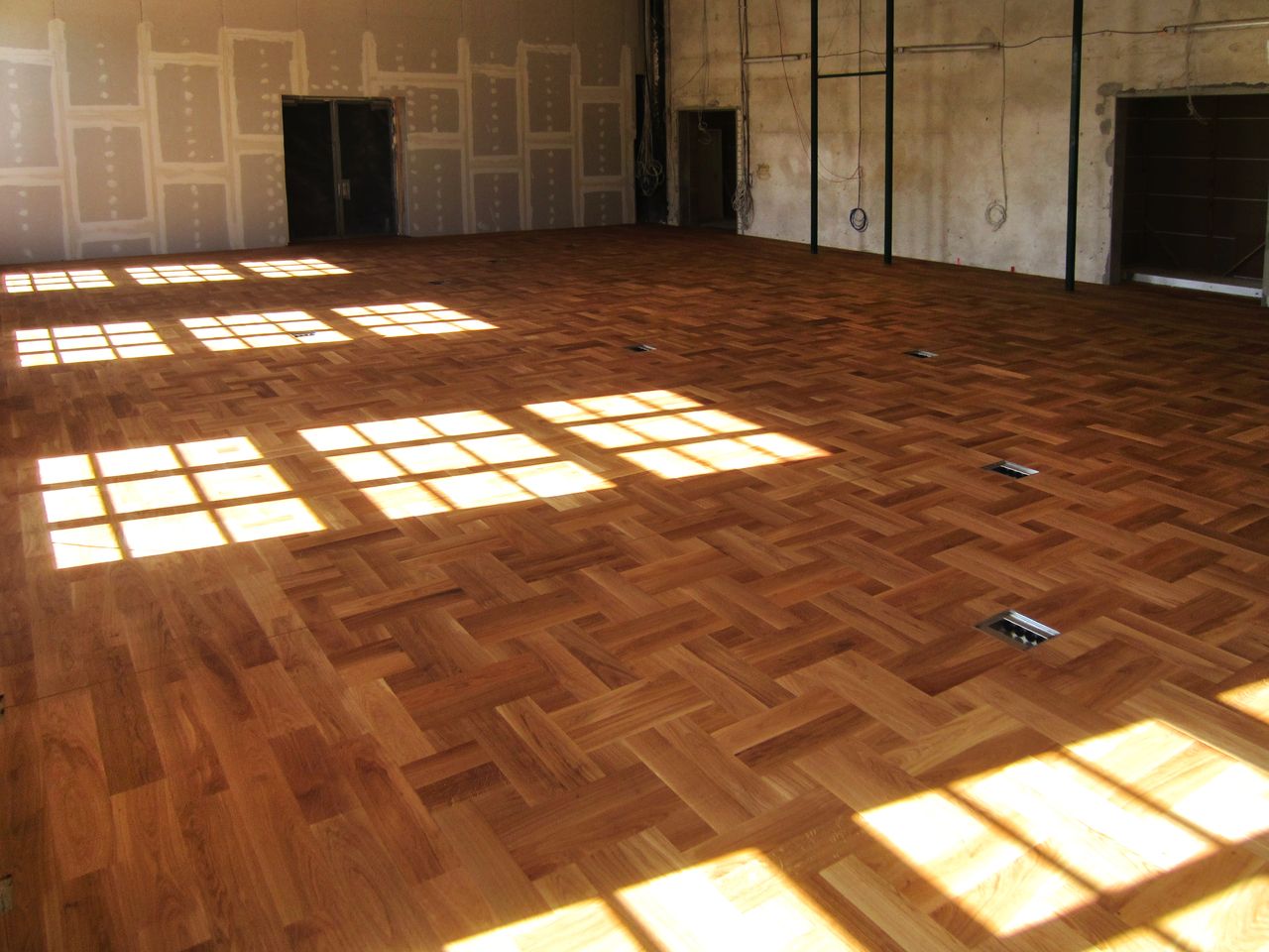 Siemens Kinosaal mit schönem Parkett