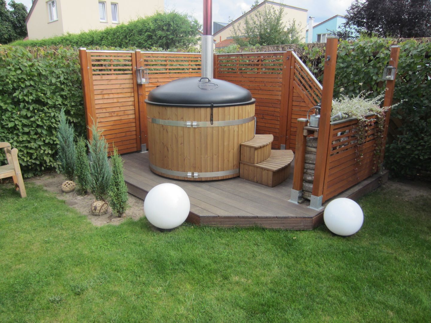 Bangkirai Terrasse mit schönem Holzboden und Jacuzzi